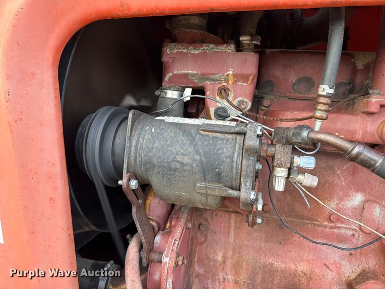 image for item EP2507 1976 Allis-Chalmers 7040 tractor
