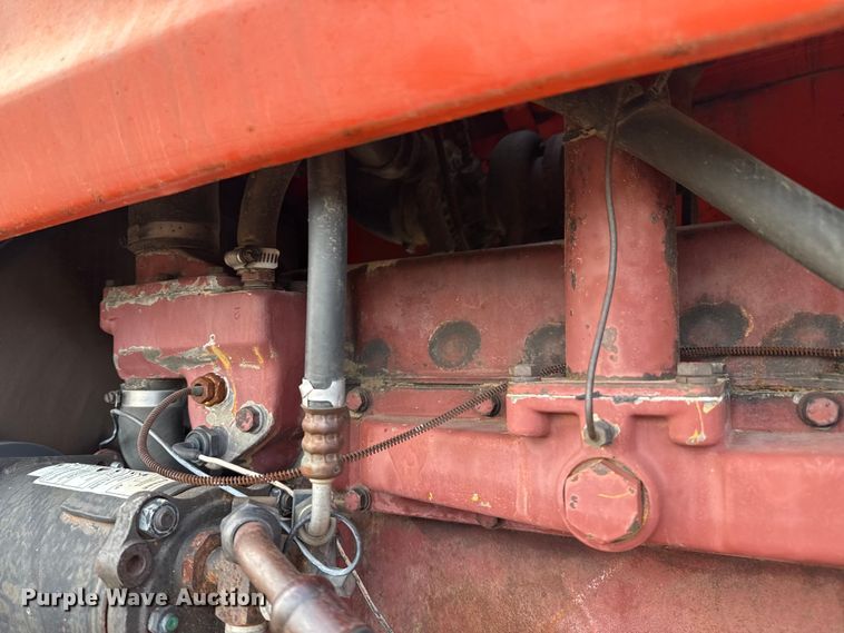 image for item EP2507 1976 Allis-Chalmers 7040 tractor