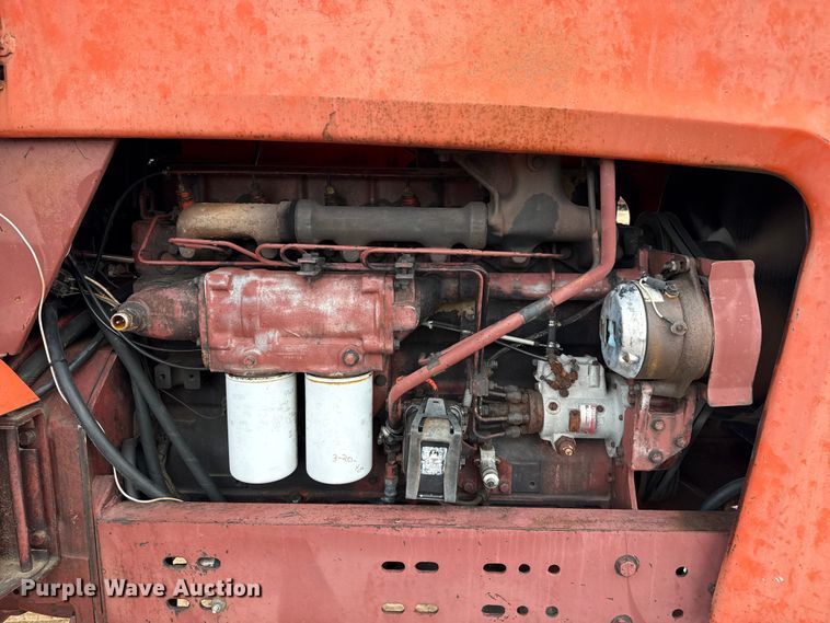 image for item EP2507 1976 Allis-Chalmers 7040 tractor