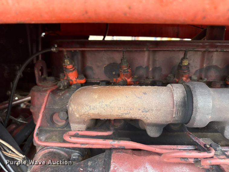 image for item EP2507 1976 Allis-Chalmers 7040 tractor