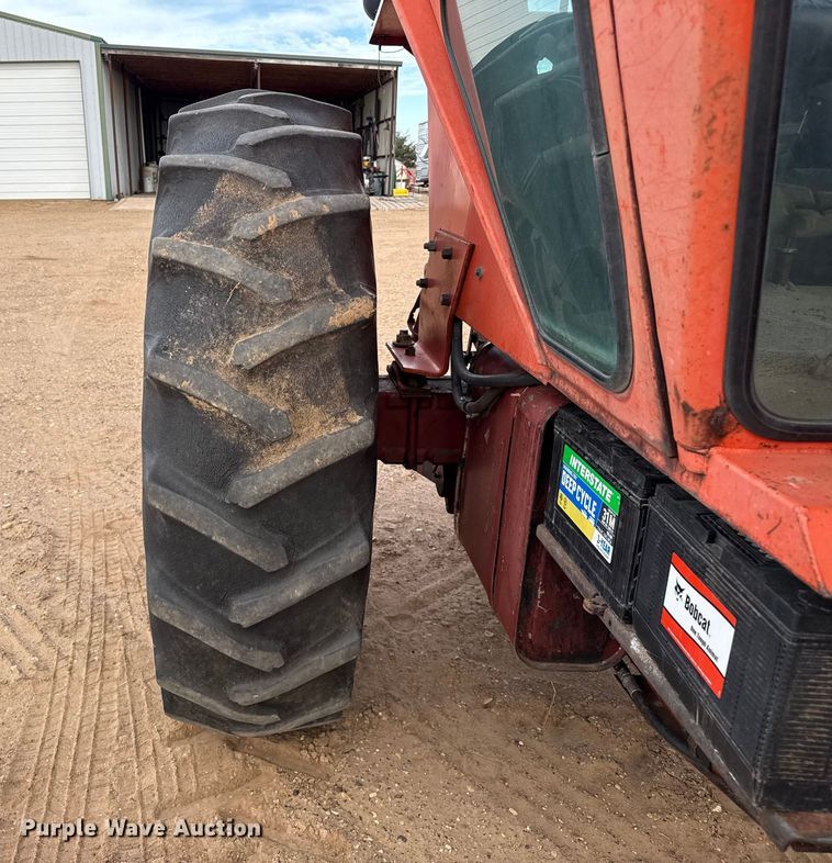 image for item EP2507 1976 Allis-Chalmers 7040 tractor