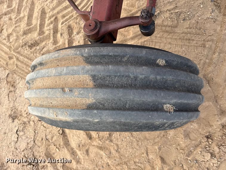 image for item EP2507 1976 Allis-Chalmers 7040 tractor