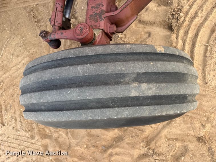 image for item EP2507 1976 Allis-Chalmers 7040 tractor