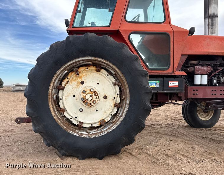 image for item EP2507 1976 Allis-Chalmers 7040 tractor