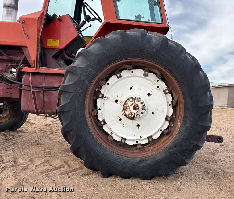 image for item EP2507 1976 Allis-Chalmers 7040 tractor