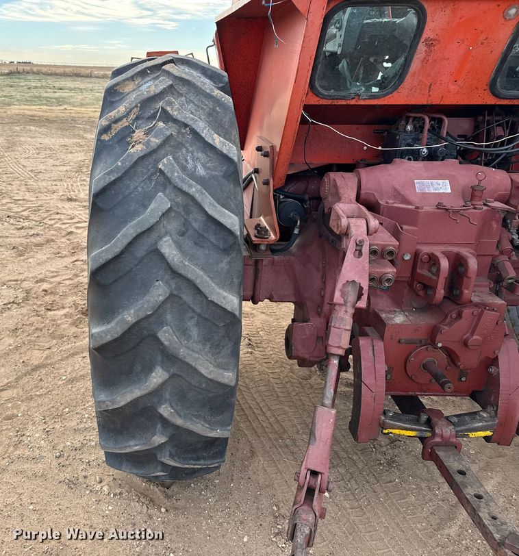 image for item EP2507 1976 Allis-Chalmers 7040 tractor