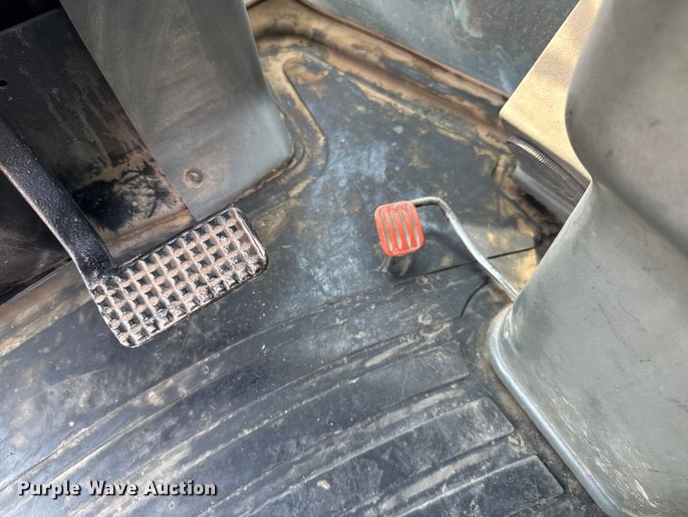 image for item ER0052 2000 New Holland 9884 4WD tractor