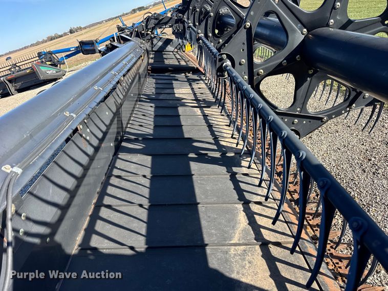 image for item ER0259 2005 New Holland 84C flex draper head