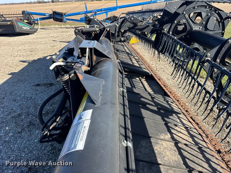 image for item ER0259 2005 New Holland 84C flex draper head