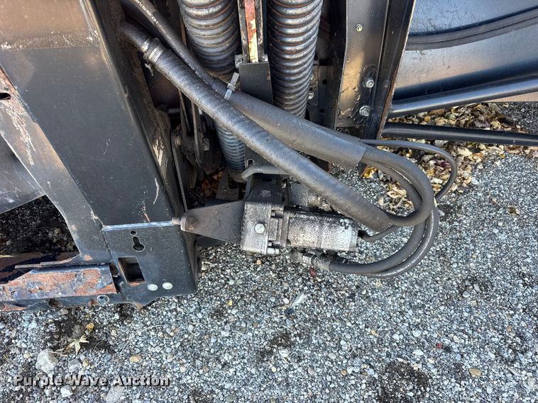 image for item ER0259 2005 New Holland 84C flex draper head