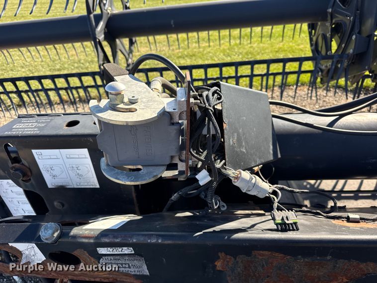 image for item ER0259 2005 New Holland 84C flex draper head