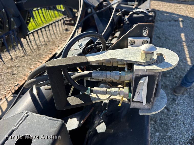 image for item ER0259 2005 New Holland 84C flex draper head