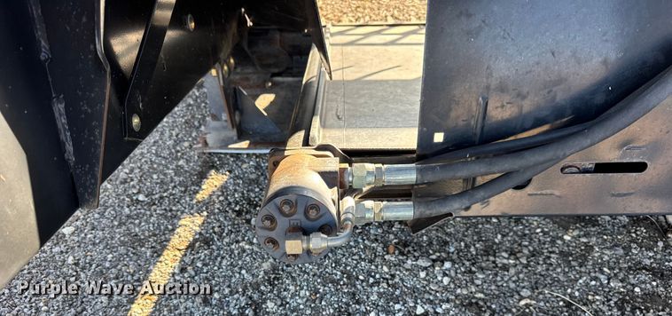 image for item ER0259 2005 New Holland 84C flex draper head