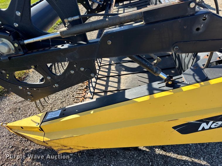 image for item ER0259 2005 New Holland 84C flex draper head