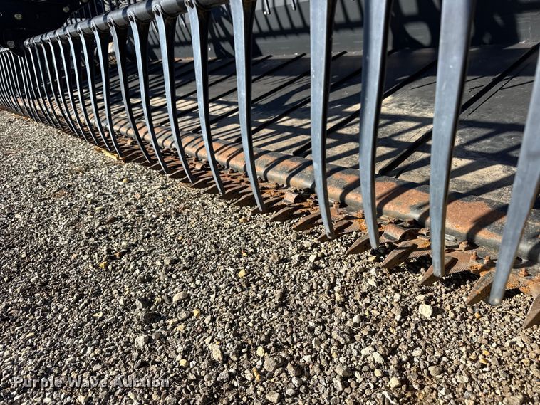 image for item ER0259 2005 New Holland 84C flex draper head