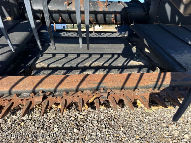 image for item ER0259 2005 New Holland 84C flex draper head