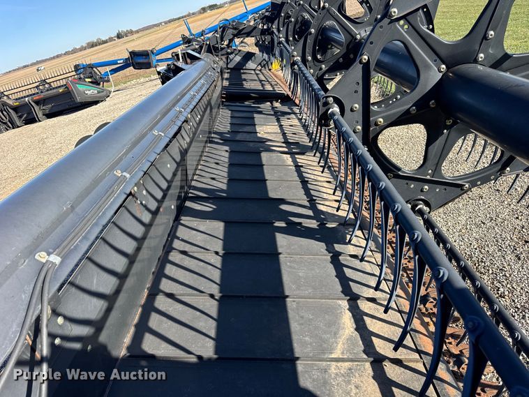 image for item ER0259 2005 New Holland 84C flex draper head