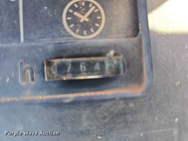 image for item ET5237 1988 John Deere 4650 tractor