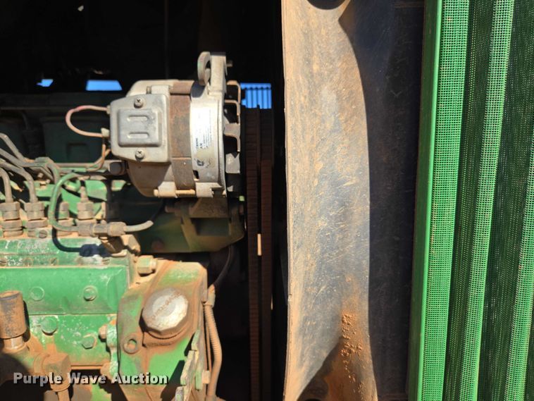 image for item ET5237 1988 John Deere 4650 tractor