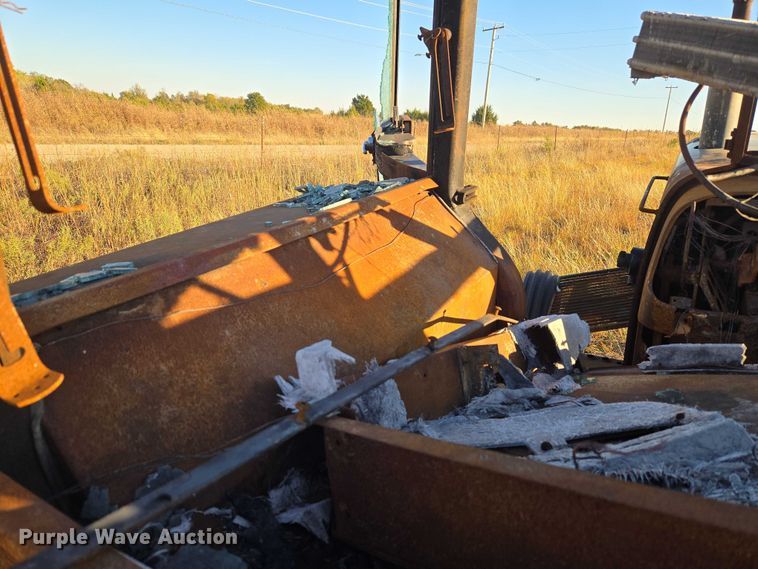 image for item ET5242 1977 John Deere 4230 tractor