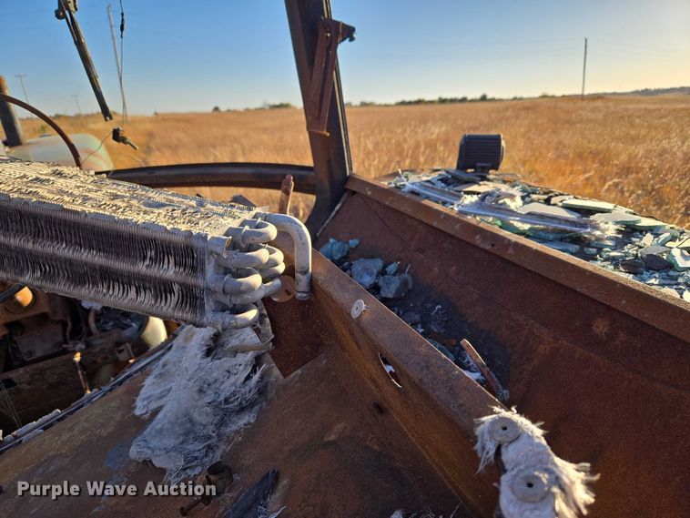 image for item ET5242 1977 John Deere 4230 tractor