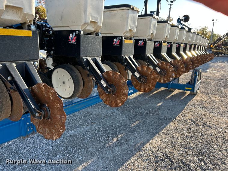 image for item ET6597 Kinze 3600 no-till planter