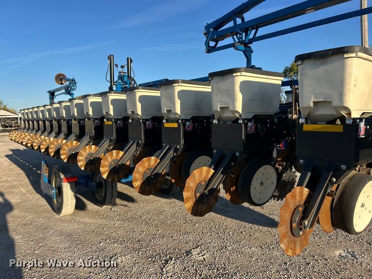 image for item ET6597 Kinze 3600 no-till planter