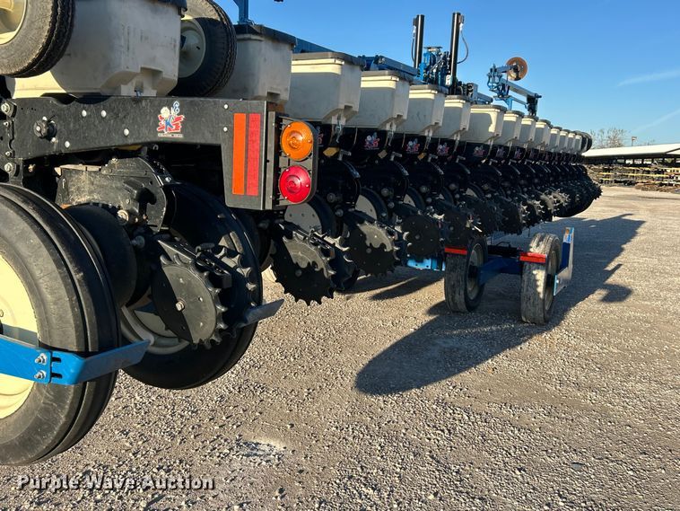 image for item ET6597 Kinze 3600 no-till planter