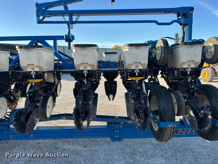 image for item ET6597 Kinze 3600 no-till planter