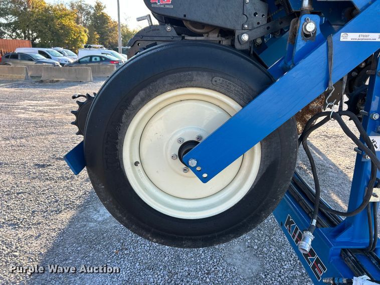 image for item ET6597 Kinze 3600 no-till planter