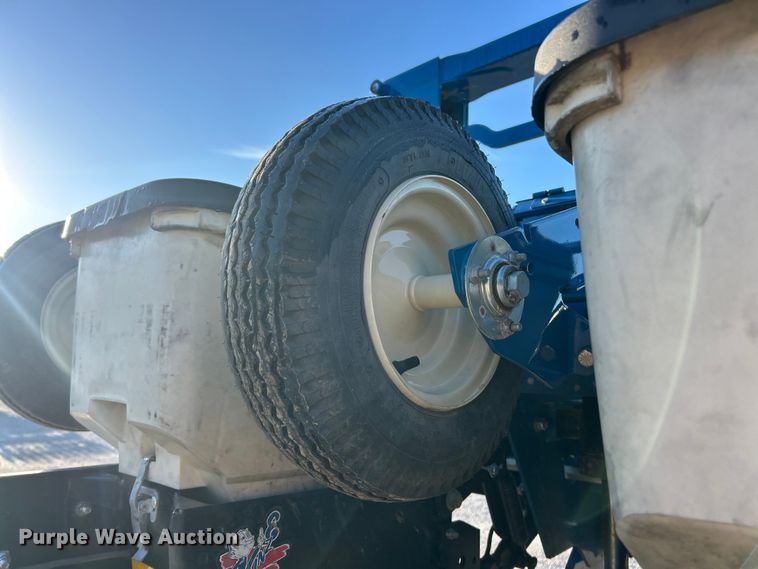 image for item ET6597 Kinze 3600 no-till planter