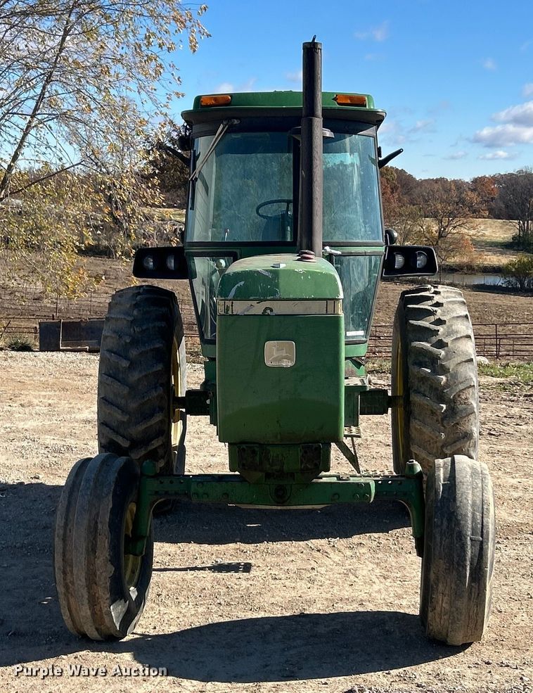 image for item ET6647 1981 John Deere 4440 tractor