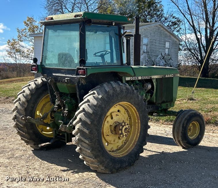 image for item ET6647 1981 John Deere 4440 tractor
