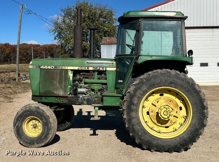 image for item ET6647 1981 John Deere 4440 tractor