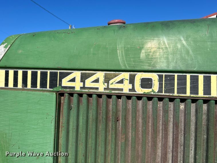 image for item ET6647 1981 John Deere 4440 tractor