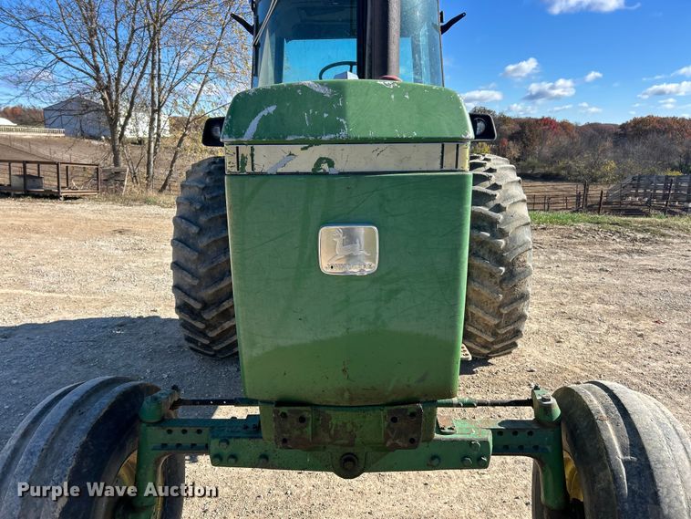 image for item ET6647 1981 John Deere 4440 tractor