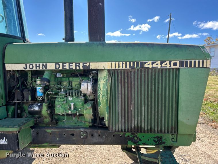 image for item ET6647 1981 John Deere 4440 tractor