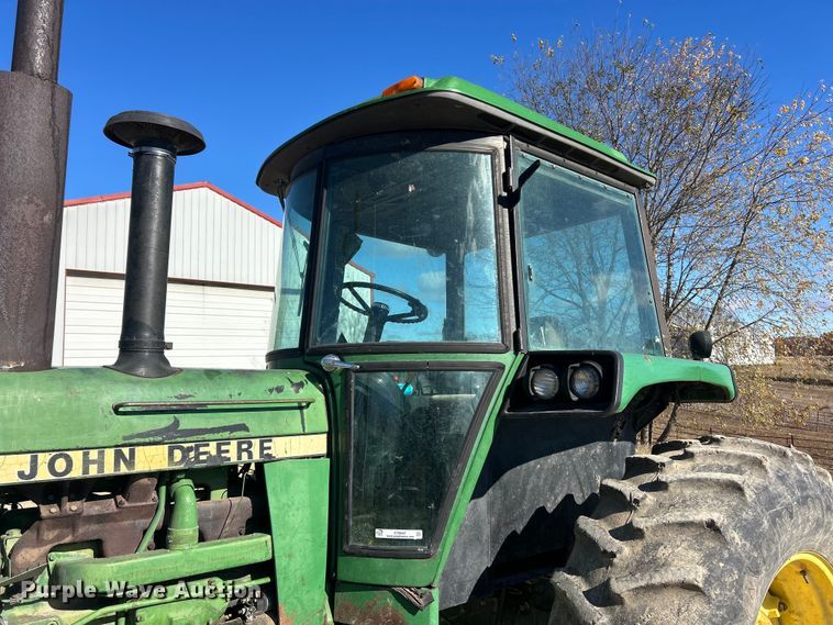 image for item ET6647 1981 John Deere 4440 tractor