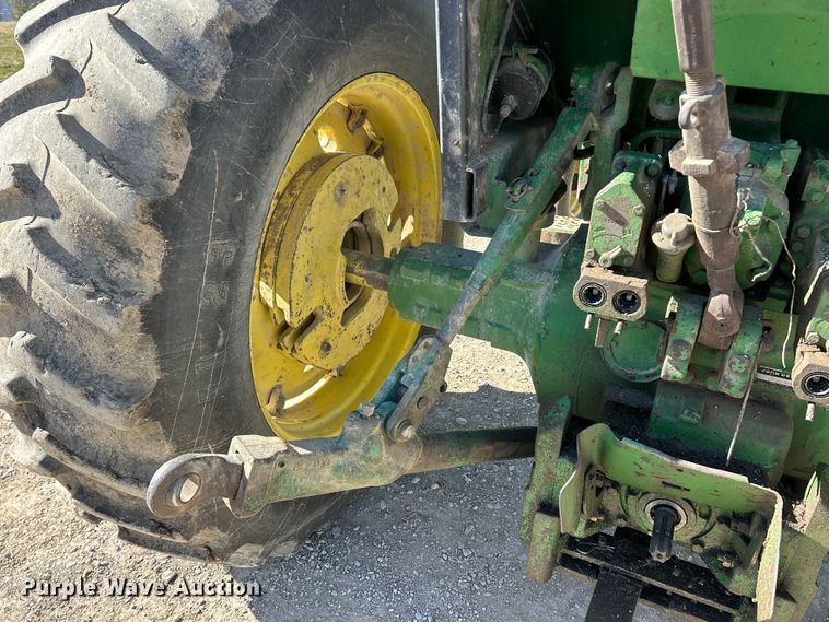 image for item ET6647 1981 John Deere 4440 tractor