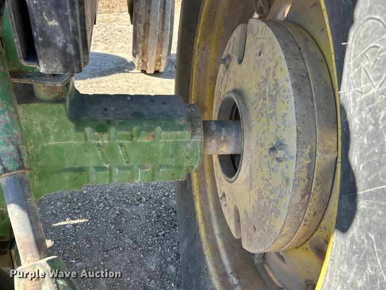 image for item ET6647 1981 John Deere 4440 tractor