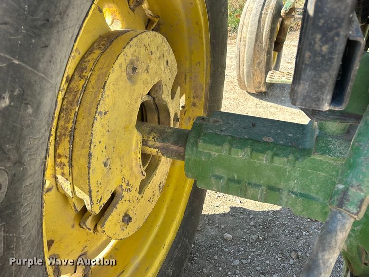 image for item ET6647 1981 John Deere 4440 tractor