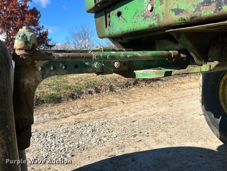 image for item ET6647 1981 John Deere 4440 tractor