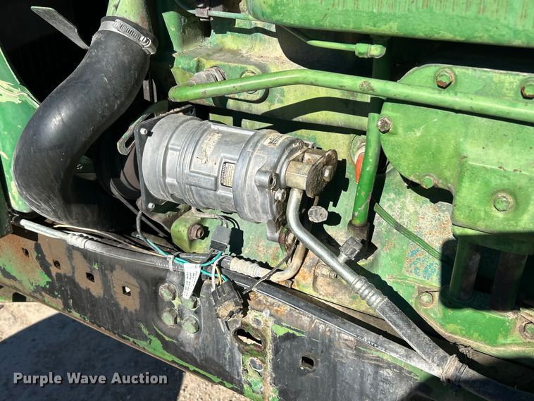 image for item ET6647 1981 John Deere 4440 tractor