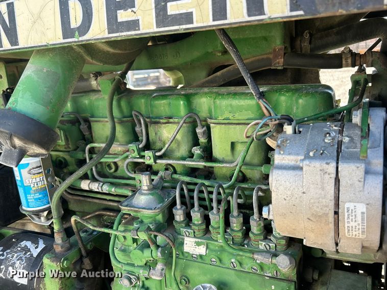 image for item ET6647 1981 John Deere 4440 tractor
