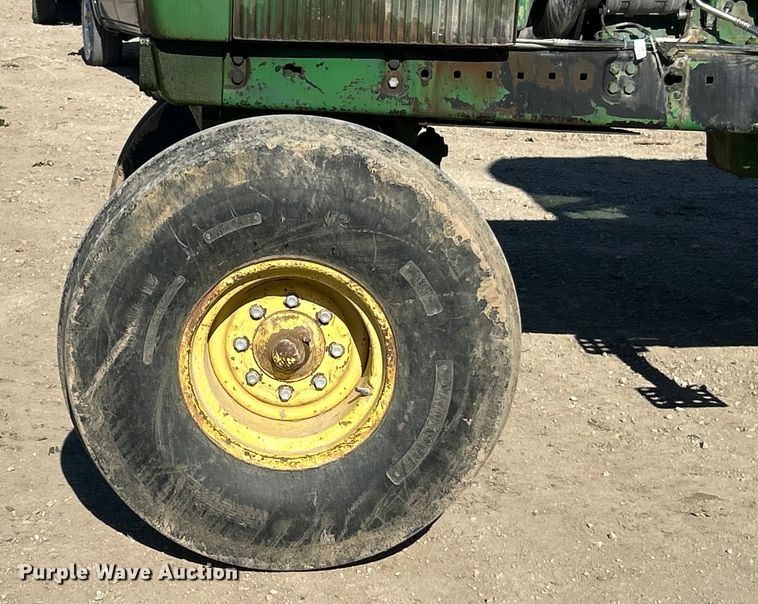 image for item ET6647 1981 John Deere 4440 tractor