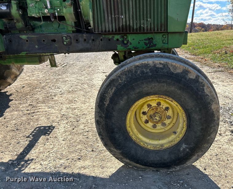 image for item ET6647 1981 John Deere 4440 tractor