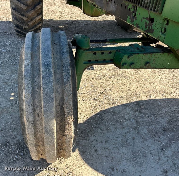 image for item ET6647 1981 John Deere 4440 tractor