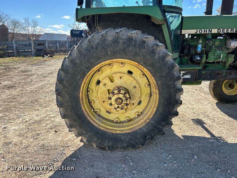 image for item ET6647 1981 John Deere 4440 tractor