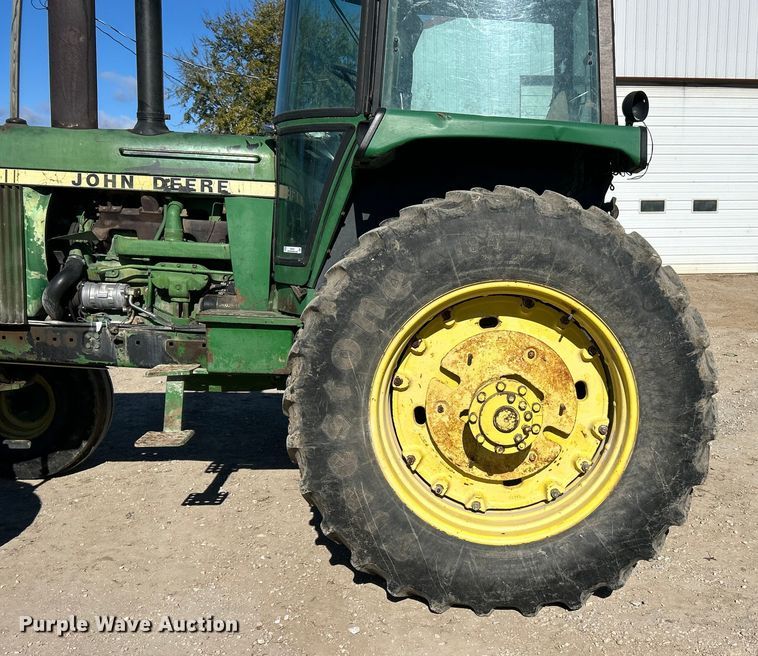 image for item ET6647 1981 John Deere 4440 tractor