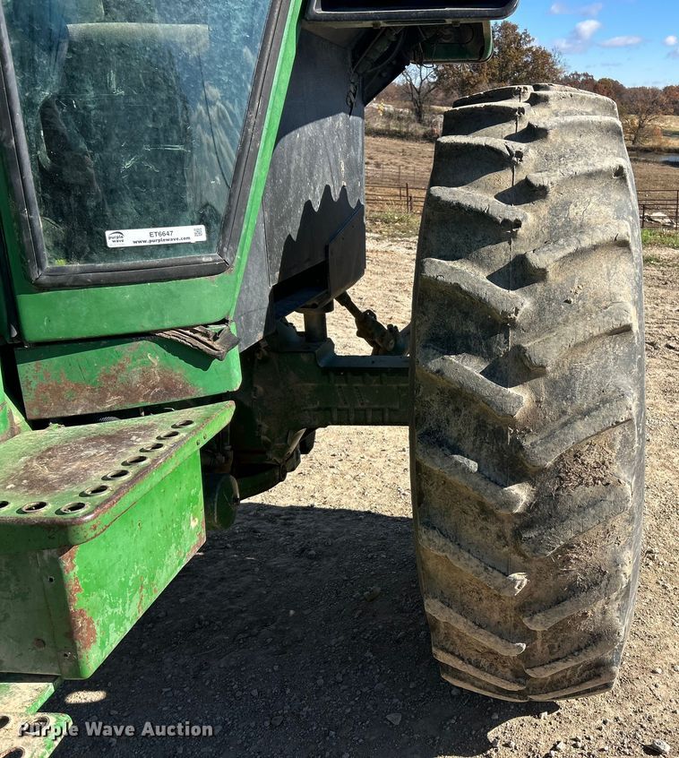 image for item ET6647 1981 John Deere 4440 tractor